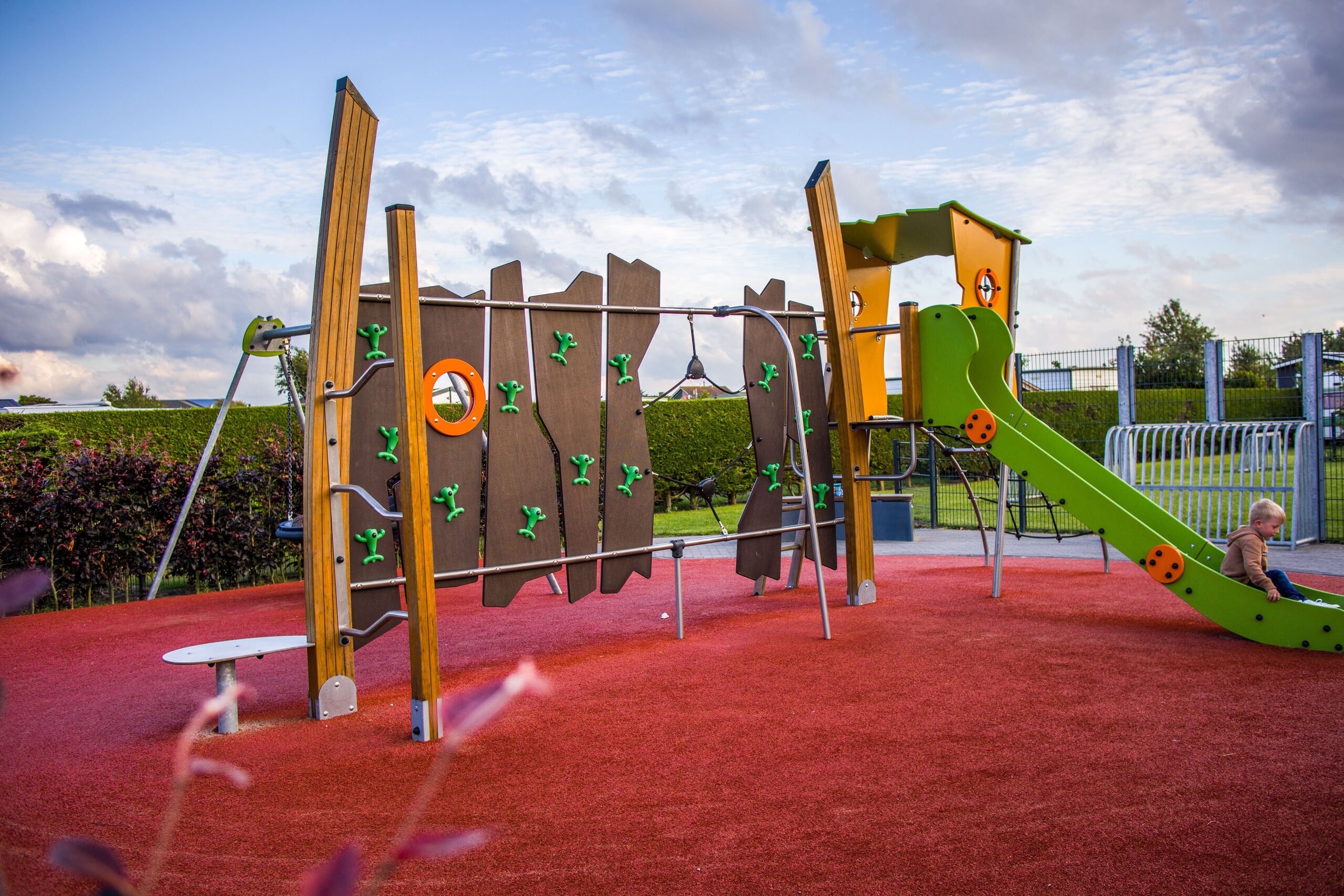 Foto Spielplatz und Spielfeld